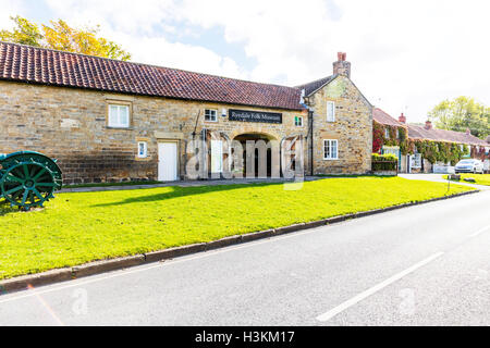 Ryedale folk museum Hutton Le Hole Yorkshire village GO UK Angleterre musées bâtiment bâtiments villages panneau extérieur signe Banque D'Images