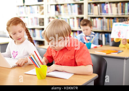 Les enfants de l'école occupée Banque D'Images