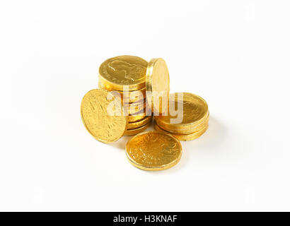 Pile de pièces en chocolat sur fond blanc Banque D'Images