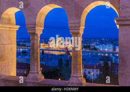 Vue sur le Danube vers le Parlement hongrois du Bastion des Pêcheurs, quartier du château de Buda, à Budapest, Hongrie Banque D'Images