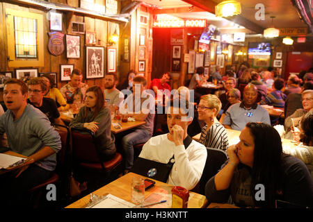 100916 - Bloomington, Indiana, USA : les démocrates regardent à la télévision comme Hillary Clinton et l'atout de Donald face à face dans leur deuxième élection présidentielle 2016 débat à l'anglais Nick's Hut. Banque D'Images