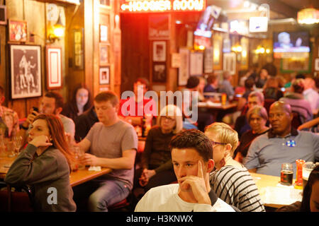 100916 - Bloomington, Indiana, USA : les démocrates regardent à la télévision comme Hillary Clinton et l'atout de Donald face à face dans leur deuxième élection présidentielle 2016 débat à l'anglais Nick's Hut. Banque D'Images