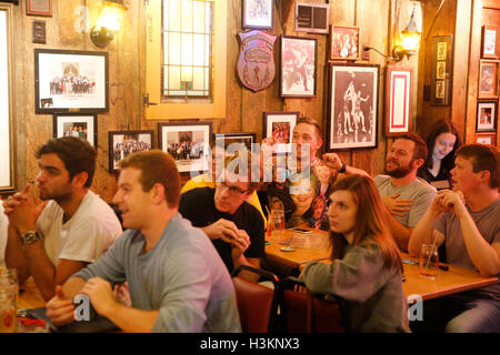 100916 - Bloomington, Indiana, USA : les démocrates regardent à la télévision comme Hillary Clinton et l'atout de Donald face à face dans leur deuxième élection présidentielle 2016 débat à l'anglais Nick's Hut. Banque D'Images