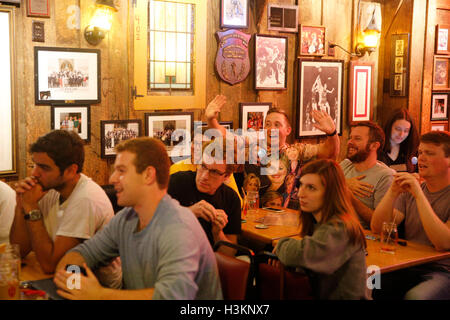 100916 - Bloomington, Indiana, USA : les démocrates regardent à la télévision comme Hillary Clinton et l'atout de Donald face à face dans leur deuxième élection présidentielle 2016 débat à l'anglais Nick's Hut. Banque D'Images