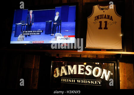 100916 - Bloomington, Indiana, Etats-Unis : Hillary Clinton et l'atout de Donald sont montrés à la télévision face au large dans leur deuxième élection présidentielle 2016 débat à l'anglais Nick's Hut. Banque D'Images