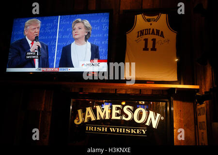 100916 - Bloomington, Indiana, Etats-Unis : Hillary Clinton et l'atout de Donald sont montrés à la télévision face au large dans leur deuxième élection présidentielle 2016 débat à l'anglais Nick's Hut. Banque D'Images