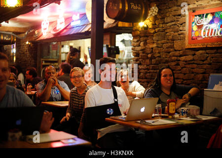 100916 - Bloomington, Indiana, USA : les démocrates regardent à la télévision comme Hillary Clinton et l'atout de Donald face à face dans leur deuxième élection présidentielle 2016 débat à l'anglais Nick's Hut. Banque D'Images