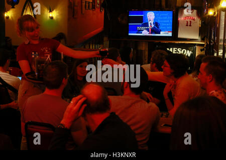 100916 - Bloomington, Indiana, USA : les démocrates regardent à la télévision comme Hillary Clinton et l'atout de Donald face à face dans leur deuxième élection présidentielle 2016 débat à l'anglais Nick's Hut. Banque D'Images