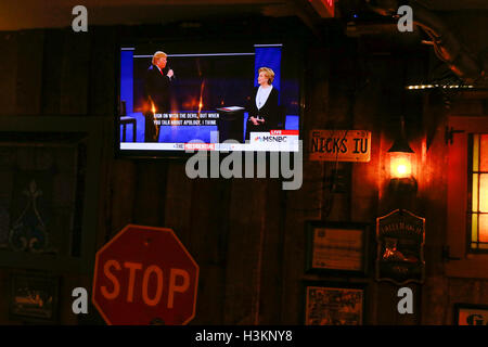 100916 - Bloomington, Indiana, Etats-Unis : Hillary Clinton et l'atout de Donald sont montrés à la télévision face au large dans leur deuxième élection présidentielle 2016 débat à l'anglais Nick's Hut. Banque D'Images