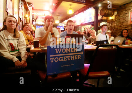 100916 - Bloomington, Indiana, USA : les démocrates regardent à la télévision comme Hillary Clinton et l'atout de Donald face à face dans leur deuxième élection présidentielle 2016 débat à l'anglais Nick's Hut. Banque D'Images