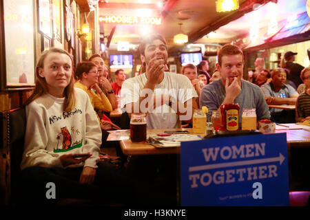 100916 - Bloomington, Indiana, USA : les démocrates regardent à la télévision comme Hillary Clinton et l'atout de Donald face à face dans leur deuxième élection présidentielle 2016 débat à l'anglais Nick's Hut. Banque D'Images