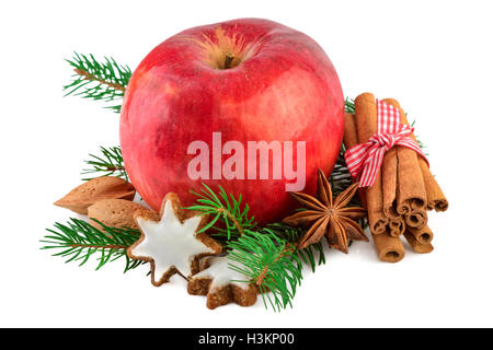 Pomme Rouge décoration de style ferme encore rustique la vie. Apple aux épices de Noël sur fond blanc. Banque D'Images