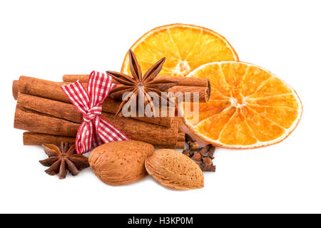 Les épices de Noël anis cannelle girofle noix amande orange séché isolated on white Banque D'Images