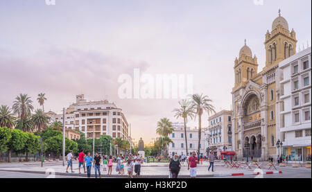 La place de l'indépendance avec l'architecture européenne il est l'un des importants centres de la vie de la ville de Tunis. Banque D'Images