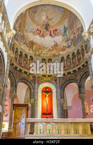 L'abside de la cathédrale catholique de Saint Vincent de Paul avec les belles icônes à l'intérieur de la coupole à Tunis Banque D'Images