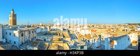 La vue aérienne de la Médina de Tunis avec le haut minaret de la Grande Mosquée, la Tunisie. Banque D'Images