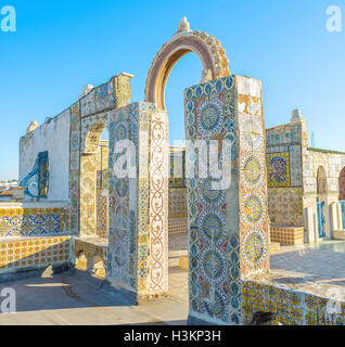 Les ruines pittoresques couvertes de tuiles vernissées sur le toit de l'hôtel particulier dans la Médina de Tunis, Tunisie. Banque D'Images