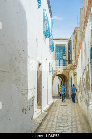 Medina ont l'esprit médiéval de la magie des contes en arabe, c'est pourquoi les touristes profiter de la marche ici à Tunis. Banque D'Images