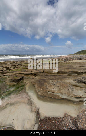 Côte d'Ayrshire, en Écosse. La côte d'Ayrshire à Croy Plage dans la baie de Culzean, avec la pointe à Drumshang dans l'arrière-plan. Banque D'Images