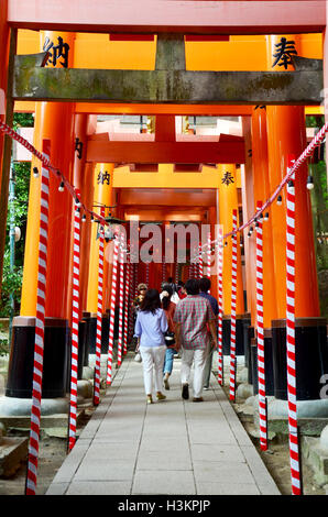 Les japonais et le voyageur étranger à voyager et de visiter sur l'intérieur de la voie par un tunnel de torii gates à Fushimi-Ina Banque D'Images