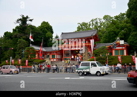 Route de trafic avec les Japonais et le voyageur étranger à l'intérieur de temple pour prier et visite à l'avant du sanctuaire de Gion ou Yas Banque D'Images