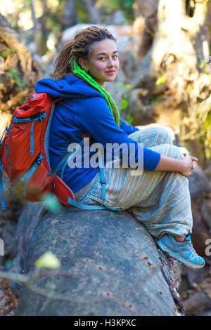 Cute Girl sitting on Tree Forest Manomannette profitant soleil Banque D'Images