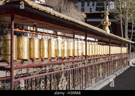 Roues de prière dans Jiayuguan Monastère, Tibet Banque D'Images