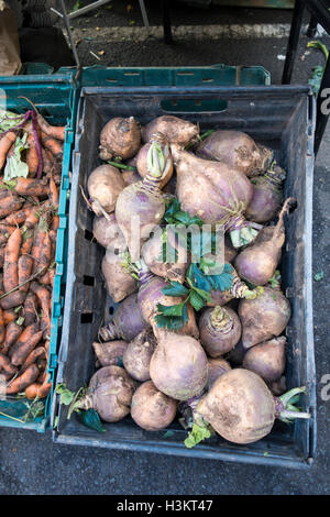 Légumes à vendre dans un marché, Angleterre, Royaume-Uni Banque D'Images