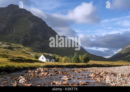 Le Lagangarbh Hut à distance le long de la rivière en face de Coupall Buachaille Etive Mor à Glen Coe, Highlands, Scotland Banque D'Images