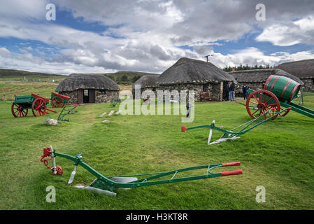 Les touristes visitant chaumières au Musée de la vie de l'île de Skye, Kilmuir, île de Skye, Écosse Banque D'Images