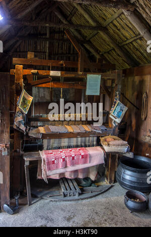 La laine, instruments de travail et ancienne maison du tisserand dans l'artisanat au Musée de la vie de l'île de Skye, Kilmuir, île de Skye, Écosse Banque D'Images