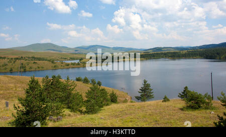 'Le lac Ribnicko jezero' est le deuxième plus grand sur la montagne de Zlatibor.La durée de ce lac est d'environ 2 000 mètres Banque D'Images