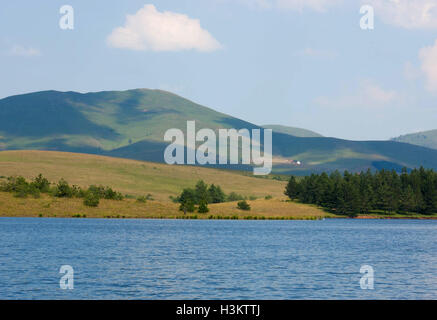 'Le lac Ribnicko jezero' est le deuxième plus grand sur la montagne de Zlatibor.La durée de ce lac est d'environ 2 000 mètres Banque D'Images