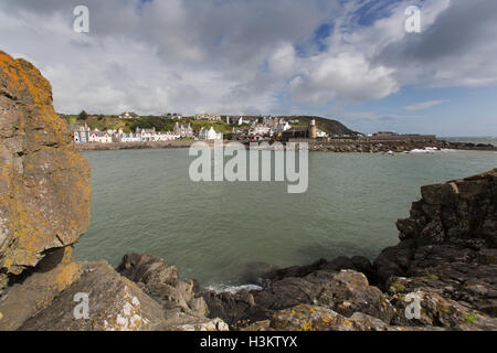 Portpatrick, en Écosse. Vue pittoresque de Portpatrick port et phare avec Dorn Rock au premier plan. Banque D'Images