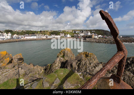 Portpatrick, en Écosse. Vue pittoresque d'une ancre rouillée sur haut de Dorn, Rock avec Portpatrick waterfront en arrière-plan. Banque D'Images