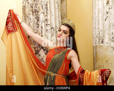 Femme en vêtements traditionnels romains posing in temple Banque D'Images