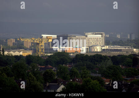 L'hôpital de Glasgow Queen Elizabeth connue sous le nom de l'étoile de la mort à partir d'une distance qu'il Barclay Curle grue de chantier sur la gauche Banque D'Images