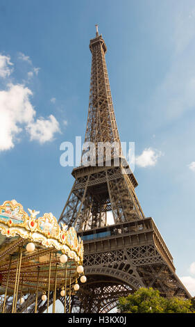 La Tour Eiffel est un des monuments les plus visités dans le monde. Il situé sur la rive de la Seine à Paris, France. Banque D'Images