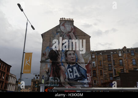 Les Jeux du Commonwealth de Glasgow murales peintes sur les côtés des bâtiments, le rugby, le netball et le hockey à Partick bus station Glasgow Banque D'Images