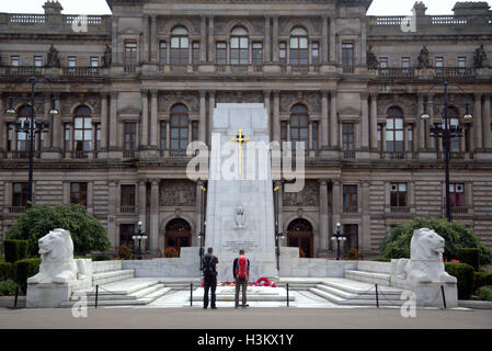 George Square et la ville chambres avec le cénotaphe situé dans le centre-ville de Glasgow center les habitants et les touristes se détendre et profiter du soleil Banque D'Images