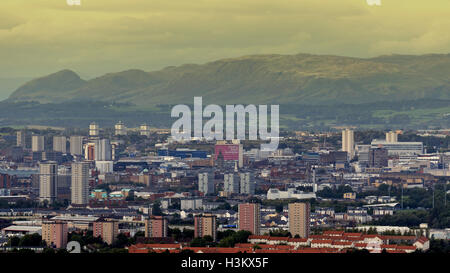 Prise de vue aérienne de la ville de Glasgow depuis le sud des braes de cathkin en regardant vers le nord à travers le centre-ville les gens font Glasgow sur la place George Banque D'Images