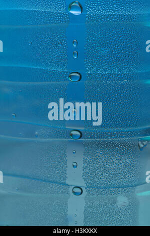 Image abstraite de perles de condensation d'eau à l'intérieur d'une bouteille en PTFE. Métaphore Journée mondiale de l'eau, résumé de la Journée de l'eau, marché du commerce de l'eau Banque D'Images