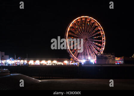 La nuit de l'image flou de la grande roue sur la pile centrale Banque D'Images