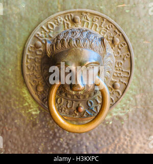 Vintage knocker sous la forme d'une tête de lion en bronze Banque D'Images