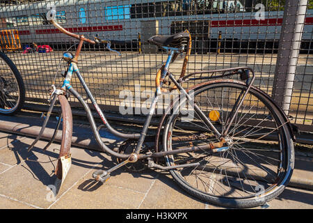 Vélo cassé abandonné à la gare de Cologne, Allemagne Banque D'Images