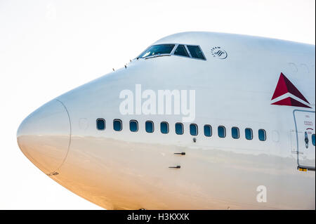 Un Delta Air Lines Boeing 747-400 jumbo jet accueille les visiteurs au Musée de Vol Delta à l'Aéroport International d'Atlanta, USA. Banque D'Images