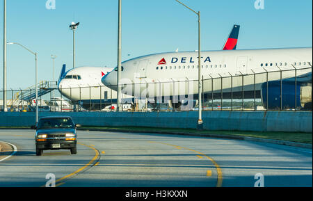 Jets de Delta Air Lines stationné en face du siège international de l'Delta à Atlanta International Airport. (USA) Banque D'Images