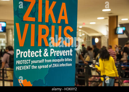 Zeka santé Virus panneau d'avertissement à l'entrée principale de contrôle préembarquement à l'Aéroport International d'Atlanta, l'aéroport le plus achalandé au monde. Banque D'Images