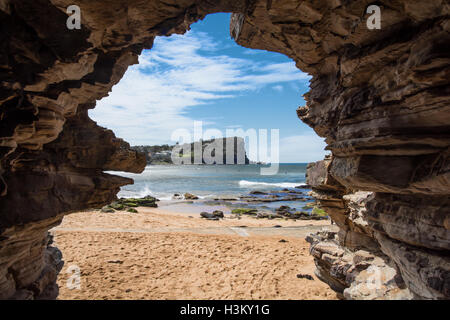 Avalon Beach Australie vu de l'intérieur d'une grotte peu profonde falaise en Amérique du Bilgola tête. Banque D'Images