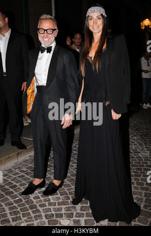 Milan, Italie. 24 Septembre, 2016. Gianluca Vacchi et Giorgia Gabriele arrivant à l'amfAR Milano partie au la permanente. Banque D'Images